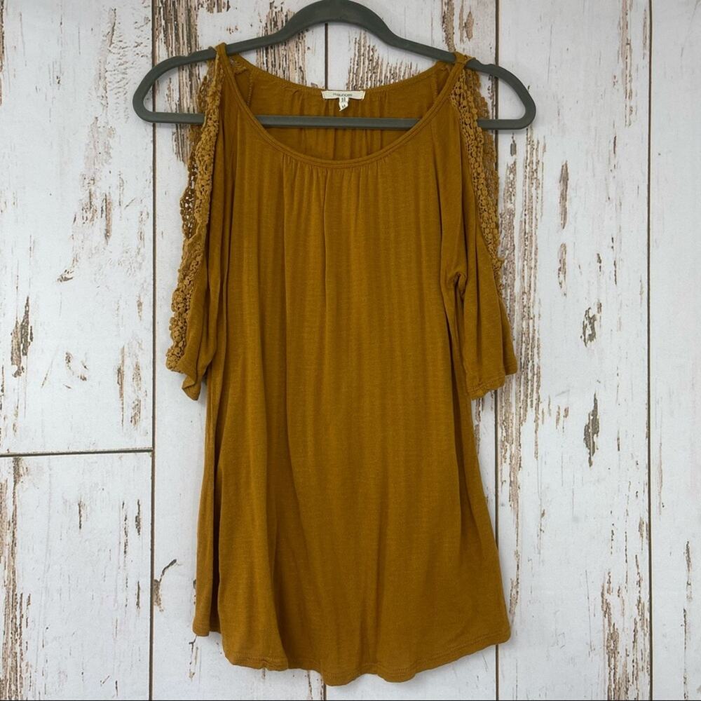 Maurices Cold Shoulder Blouse, Size Medium. In excellent condition!